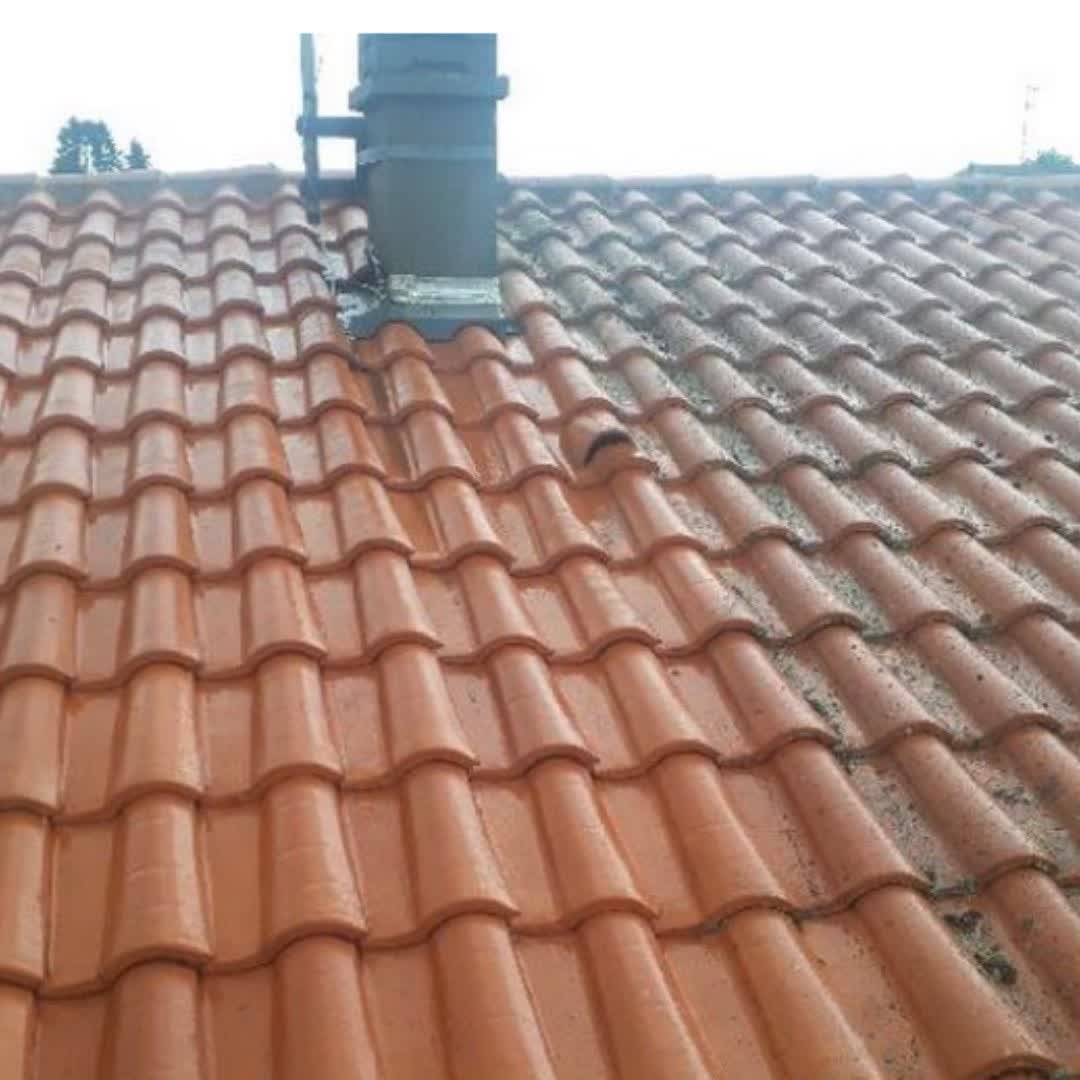 Conduit de cheminée métallique et solin sur couverture en tuiles