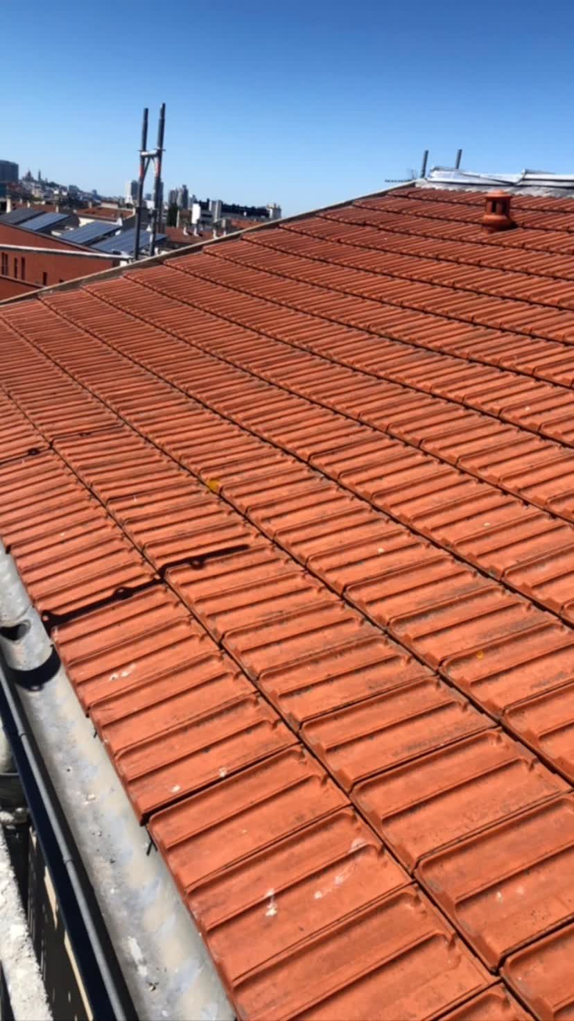 Versant de couverture en tuiles vu du toit
